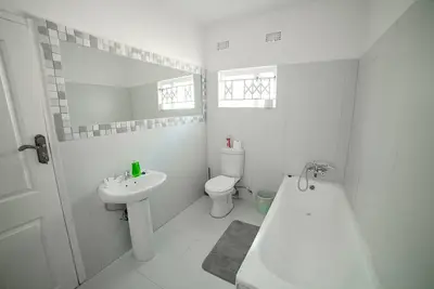 Image de 24/7 Solar Power| Wi-Fi| 5 mins to East Park Mall Safe