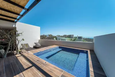 Image de Relax in this 2br home steps to the beach, with a rooftop terrace & plunge pool