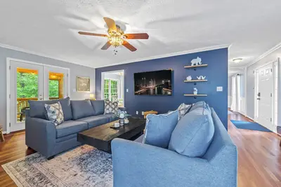 Image de 7. 7 mi to LakePoint Sports - Near Historic Dt - HotTub