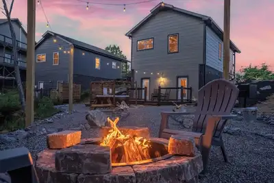 Image de Fire Pit, 85° Indoor Pool, Hot Tub, Game Room