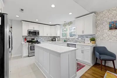 Image de Spacious 5-bedroom house w/ 1. 5 Kitchens & Beautiful Yard near Broad Ripple