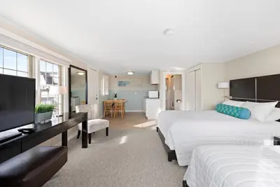 Image de Direct Ocean Views! 2 Double Beds + Kitchenette (108)