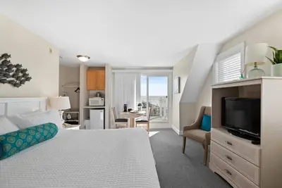 Image de Private 1-Br w/ King + Queen & Deck | Partial Ocean View (311)