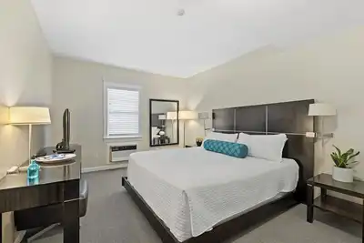 Image de Spacious 1-Bedroom with King & Double Beds (301)