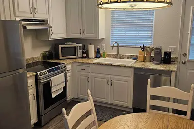 Image de Charming 2-bedroom cottage in gated community with Ac, pool, enclosed patio WiFi