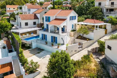 Image de A beautiful villa located in the town of Milna with stunning views of the bay. Only 600m to the beac