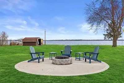 Image de Spacious Newly Renovated 5-bedroom Lake Front house in charming Beaver Dam Wi