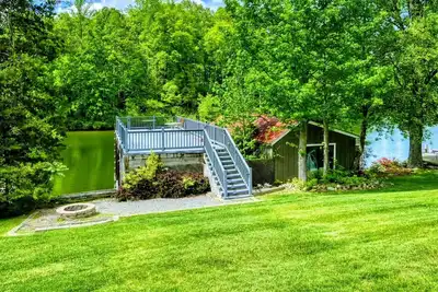 Image de 5br Lakefront Lake Anna with Dock, Deck, Fire Pit