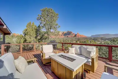 Image de < 1 Mi to Shops: Uptown Sedona Home w/ Hot Tub!