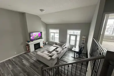 Image de New Modern Luxury Home In West Edmonton