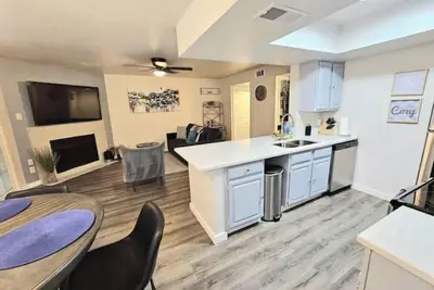 Image de Lakeside Modern and peaceful Condo!