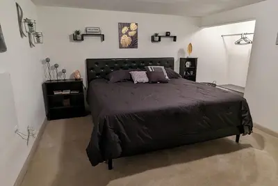 Casa Lenus - Convenient, Comfortable & Clean! Spacious bright lower Apt,