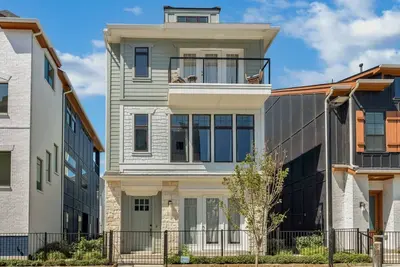 Image de Gorgeous Three-Story Lakehouse with Views!