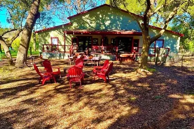Image de Peaceful, Country Cabin in Helotes: Fire Pit under an Umbrella of Huge Oaks