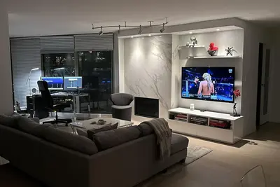 Image de Spacious 2-Bed, 2-Bath Condo with Stunning Views – Steps from Fresh Market & Gym