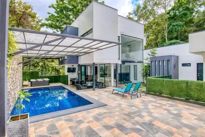 Image de Exquisite 7-Bedroom Mansion in EscazĂş featuring Heated Pool, Jacuzzi, & Full Ac.