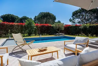 Image de Villa avec piscine à deux pas de la plage!