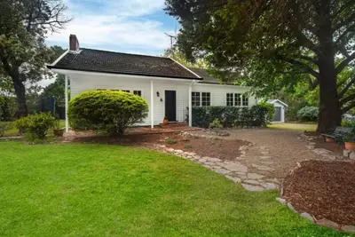 Image de Sweet Gum Cottage -  Unique Charm & Expansive Backyard!