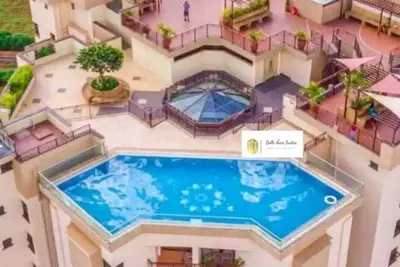 Image de Stylish and Cozy 2-Bed Oasis with Rooftop Gym and Pool!