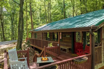 Image de Charming 3-bedroom cabin- Ac and WiFi, Fireplace and Jacuzzi in gorgeous Ellijay