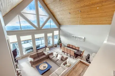 Image de 3200sqft penthouse with amazing views with true ski-in and out.