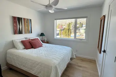 Image de 🌴 Pool + Hot Tub • Modern 2br Retreat Near Trails & Orchards