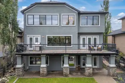 Image de Basement/ 3 Bedroom/ Sleeps 12/ Cold Kitchen/ Full Walk Out Basement