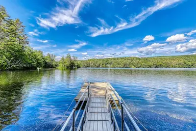 Image de New Lakeside cabin W/ Hot Tub Newly Renovated!