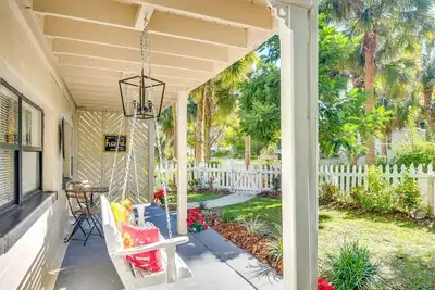 Image de Unwind in DeLand: Fire Pit Nights & Downtown Delights!