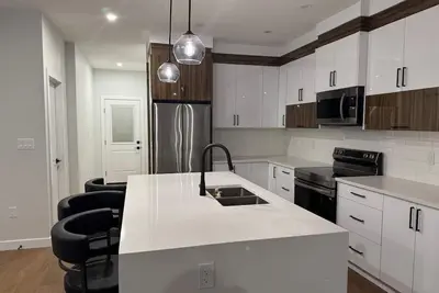 Image de Modern n’ cozy 4 Bedroom 3 full bath home