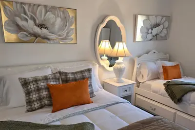 Image de Magnolia Charming 2-bedroom farmhouse in lovely Summerfield, Nc with Ac, WiFi.