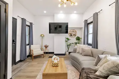 Image de Minutes to Downtown, Fenced Patio, Luxe Furnishings, Long Stays Welcome!