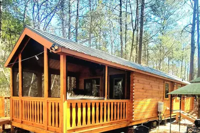 Image de Cozy tiny cabin in enchanting Richlands w/ King Suite, hottub