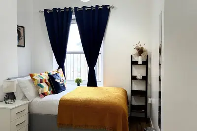 Image de 1-Bed Apartment, sleeps 6, in the City Center