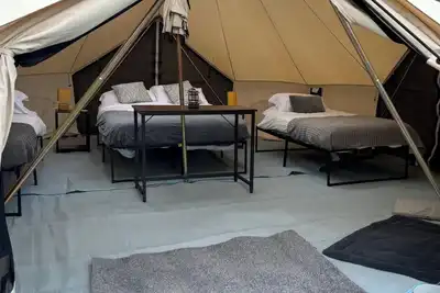 Image de Cozy Hot Tent with Log Burner & Hot Tub Right Tent