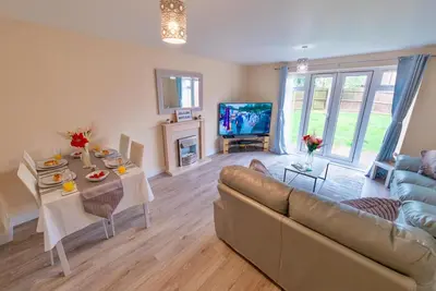 Image de Corby - 3 Bedrooms - Sleeps 5 - Free Parking