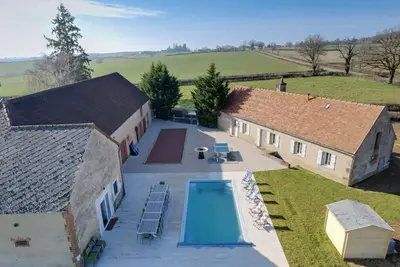 Image de So Villas Fougères (71) - Piscine chauffée - Basket - 2h de Lyon - 30p.