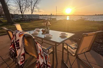 Image de Lakeside Retreat with Private Dock &Fireplace