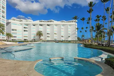 Luxe Beachfront Retreat – Pool & Private Beach – Gym and Sauna