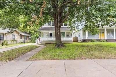 Image de Downtown Tulsa Home - The Blue Cheyenne. Large Backyard with Hot Tub!