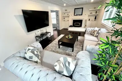 Image de *New Luxury 4 Bdrm Home w Pool Table & Jaccuzi