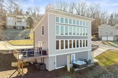 Image de New Crestview Heights | Views of Downtown | Hot Tub | Sleeps 13