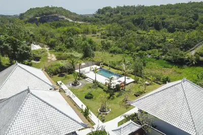 Image de Cliff view 6 Bedroom villa w/private pool and living room next to Padang Beach