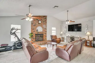 Image de 3 Mi to Golf: Tucson Home w/ Private Yard & Patio!