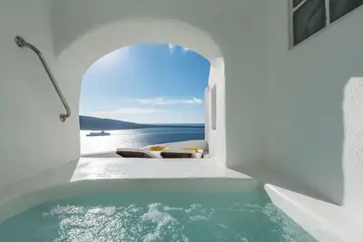Image de Cliff Nest Honeymoon Suite with Private Whirlpool & Caldera View *access via num