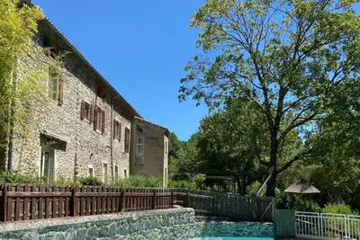 Image de Gîte l'Ardèche en Bord de Rivière avec Cascade - Domaine au Ch'ti Ardéchois