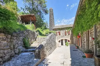 Image de Gîte la Magnanerie en Bord de Rivière avec Cascade - Domaine au Ch'ti Ardéchois