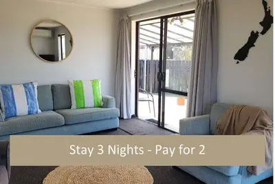 Image de Modern and 2 Min Drive to Town and Marina