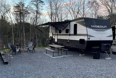 Image de This rv is a 2 bedroom(s), 1 bathrooms, located in Sevierville, Tn.