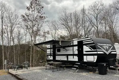 Image de This rv is a 1 bedroom(s), 1 bathrooms, located in Sevierville, Tn.